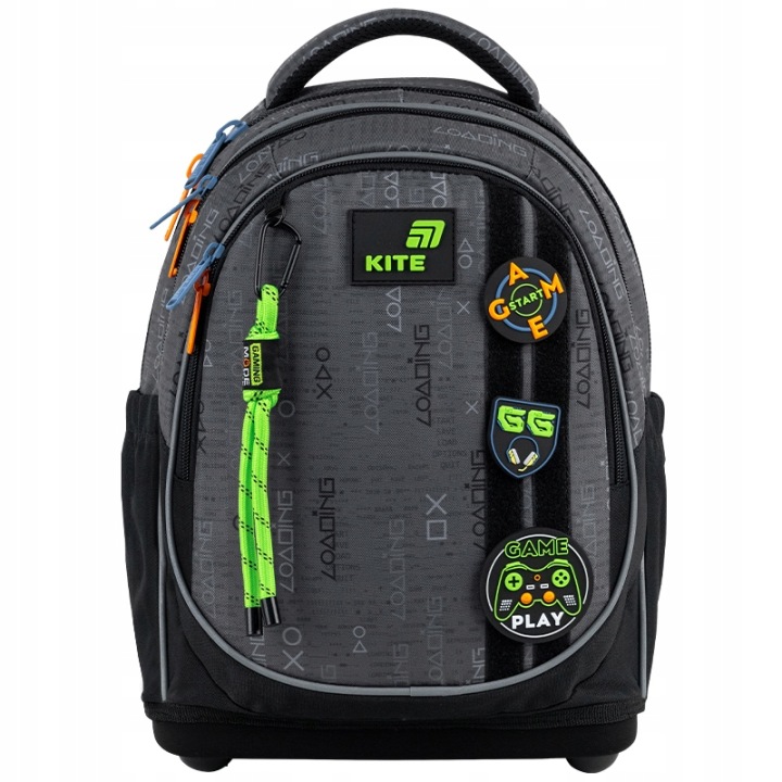 KITE K26-724S-2 ortopedický školský batoh pre chlapcov 1.–4. ročník 15 l sivý s nášivkami