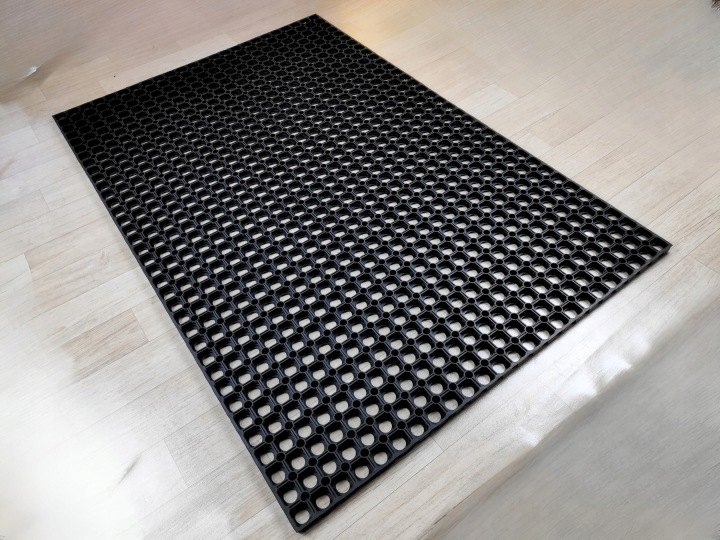 Čierna dierovaná gumová rohož Mr. Carpet 100 × 150 cm, 22 mm