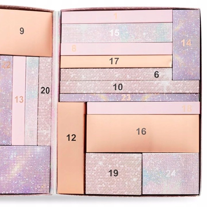 Makeup Revolution adventný kalendár s kozmetikou na 24 dní