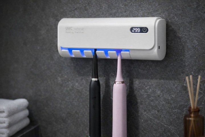 Nástenný držiak na zubné kefky RA-608 s LED panelom