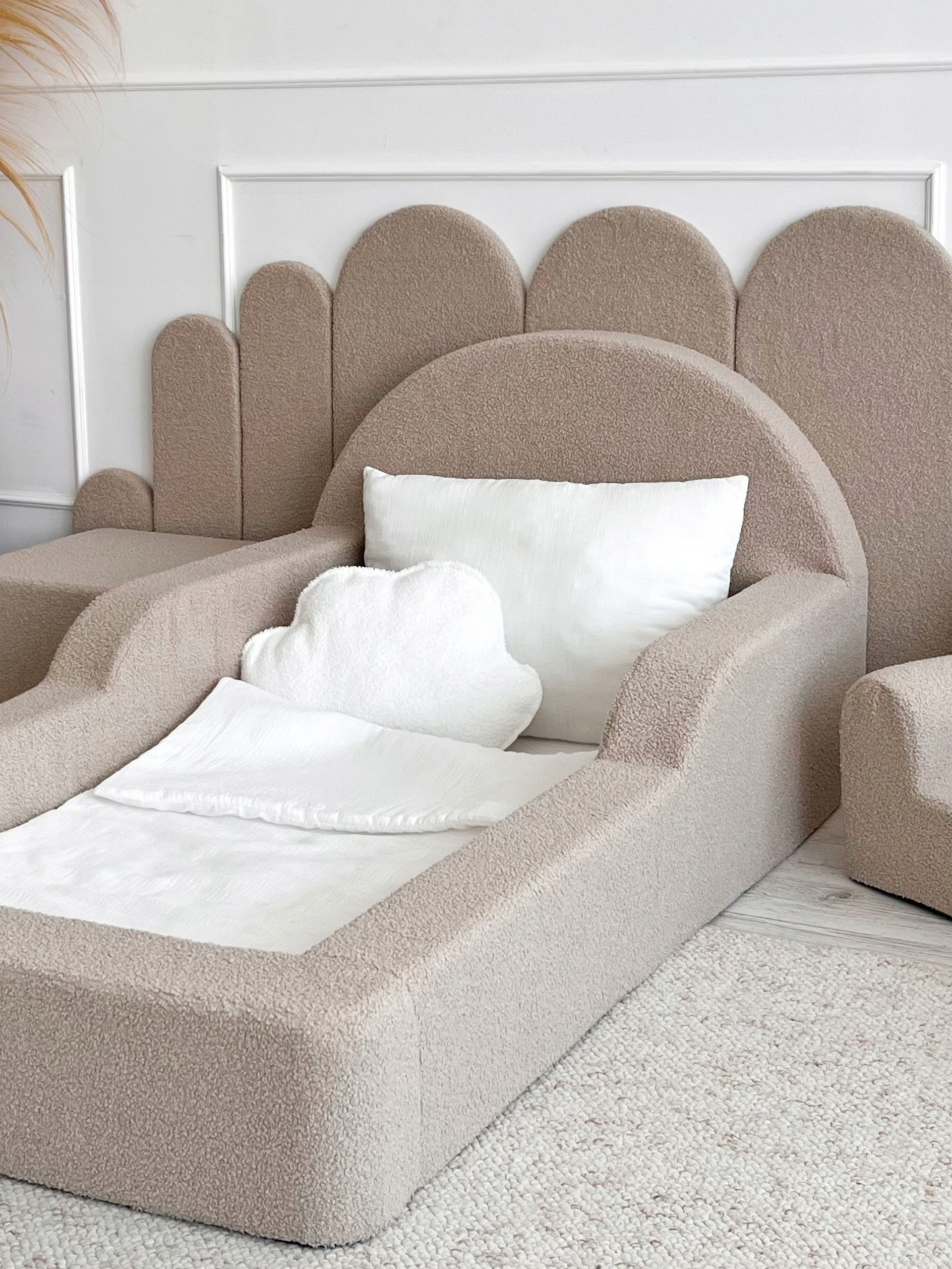 Béžová penová detská posteľ Monio for Kids Boucle 70 × 140 cm s matracom