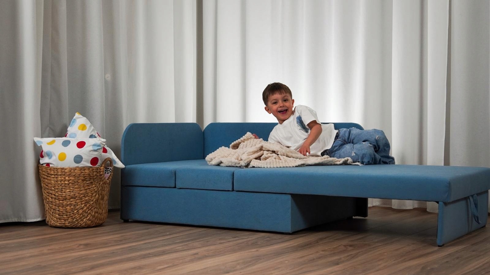 Modrá rozkladacia detská pohovka Kubuś s úložným priestorom