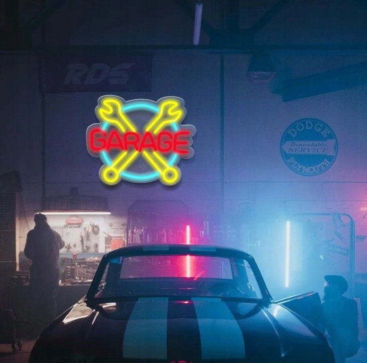 LED nápis GARAGE s kľúčmi 31,5 × 27 cm na USB