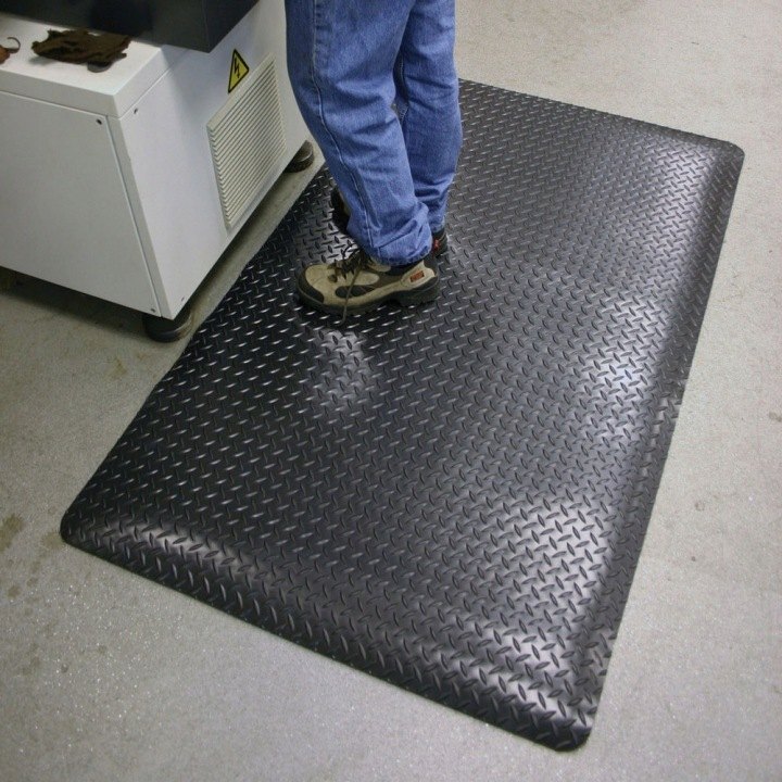 Čierna protiúnavová podložka Coba Deckplate 90 × 150 cm