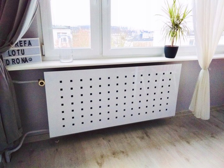 Čierny kryt radiátora z DIBOND 49 × 58 cm