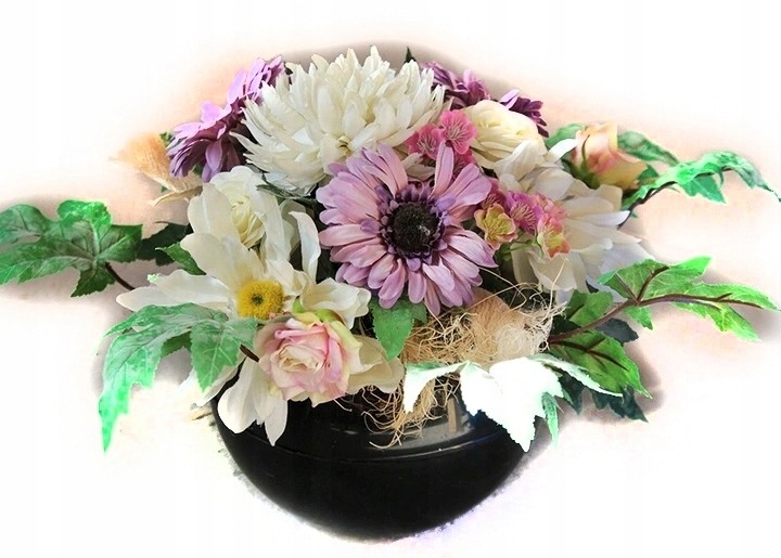 Ikebana v krémovo-fialových tónoch na Pamiatku všetkých svätých