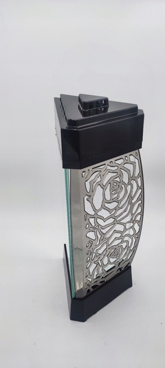 Elegantná moderná celoročná lucerna v tvare trojuholníka s ružovým ornamentom