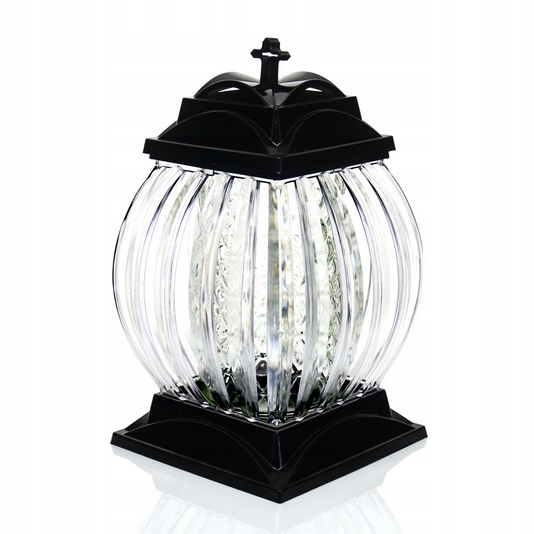 Moderný lampion s ochranným ažúrovým dizajnom a sklenenou vložkou