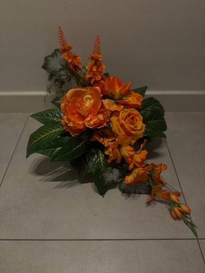 Elegantný hrobový aranžmán v odtieňoch oranžovej - ideálny na Pamiatku zosnulých