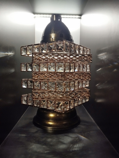 Moderný kovový znicz s kryštálmi a LED osvetlením