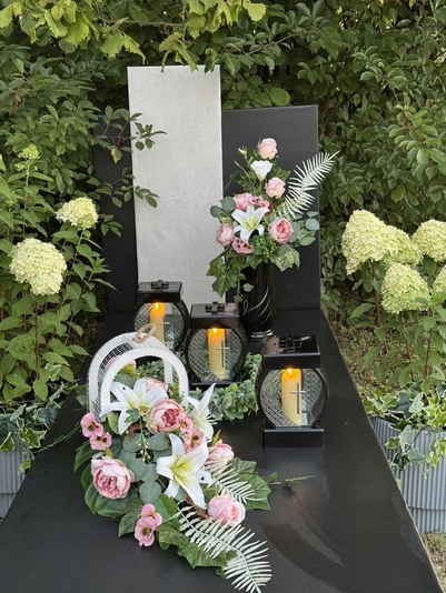 Elegantný náhrobný set v jemných tónoch biele, ecru a púdrovo ružovej