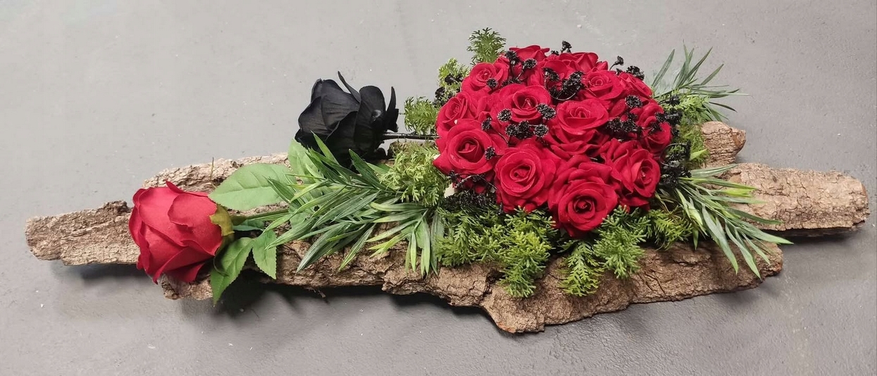 Elegantná Nagrobná Kompozícia s Červenými a Čiernymi Ružami