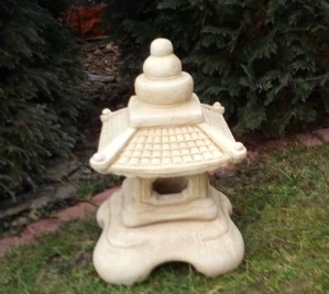 Postava veľkej betónovej záhradnej pagody