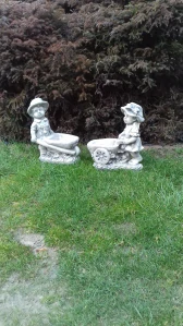 Záhradné figúrky, deti s kvetináčmi, betónová dekorácia