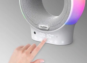 Elektronická pestúnka Hubble Connected v odtieňoch sivej a striebornej