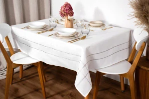 Elegantný veľký biely obrus s jemnými striebornými prúžkami 150x360 cm
