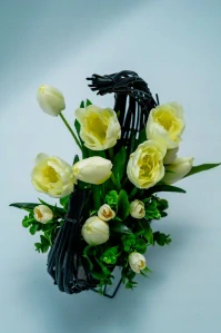 Elegantná kvetinová kompozícia s kremovými tulipánmi a originálnym dizajnom