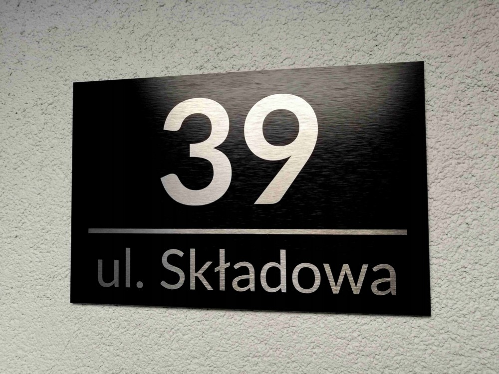 Personalizovaná domová tabuľka z čierneho dibondu, 32 × 21 cm