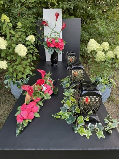 Elegantný Dekoračný Set na Pripomenutie Blízkych s Kvietkami a Lampionmi