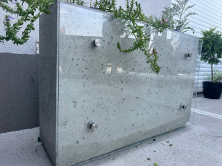 Betónový kvetináč ukončený sklom 100x30x65