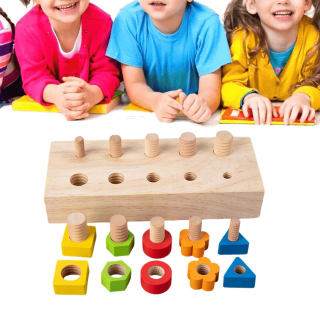 Skladačka - Drevené orechy a skrutky na doske Montessori
