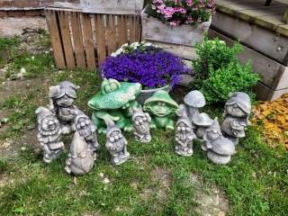 GNOME GARDEN sadrové figúrky záhradných žabiek