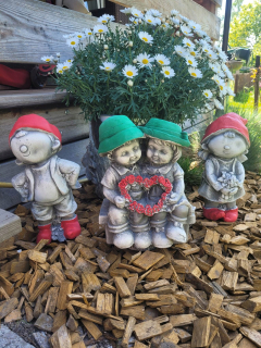 škriatkov, sadrových trpaslíkov, bradatých mužov, škriatkov, sadrových trpaslíkov