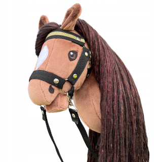 Hobby Horse veľkosť A4, hnedý Mustang "Silent Wind" + ohlávka + opraty