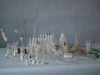 Súprava laboratórneho skla 70 malých skúmaviek pre chemikov