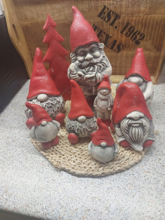 Santa Claus, sadrový snehuliak, vianočný stromček