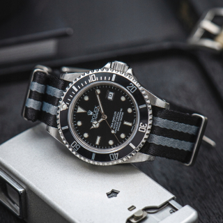 NATO remienok na hodinky 22 mm - Strap Room - ČIERNO-SIVÁ