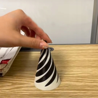 Nová nemožná pyramídová priechodná socha 3D tlačená skrutkovitá skrutka