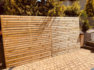 Tienace, krycie pásy na plot - Pergola bliscan plot parížske záhradné slepé