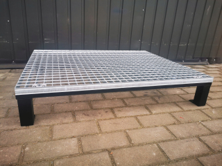Exteriérové schody - Kovová platforma na nohách Step Weema Grille H18CM