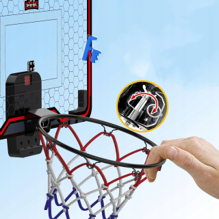 Prenosná basketbalová súprava s 2 loptičkami visiacimi na dverách miestnosti