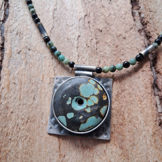Jedinečný pútavý tyrkysový náhrdelník v striebornom ráme
