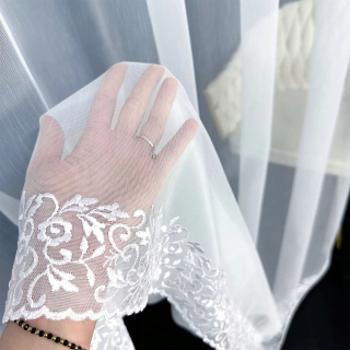 Elegantná Výšivkou Ozdobená Záclona s Perleťovým Leskom