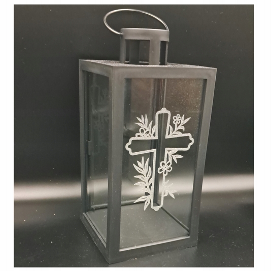 Decoratívna lampa-lanterna s laserovým gravírovaním kríža na skle