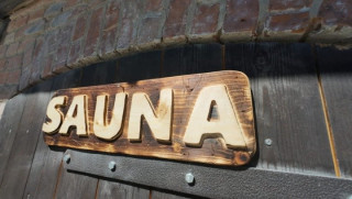Drevená tabuľka SAUNA na dvere, výška 14,5 cm